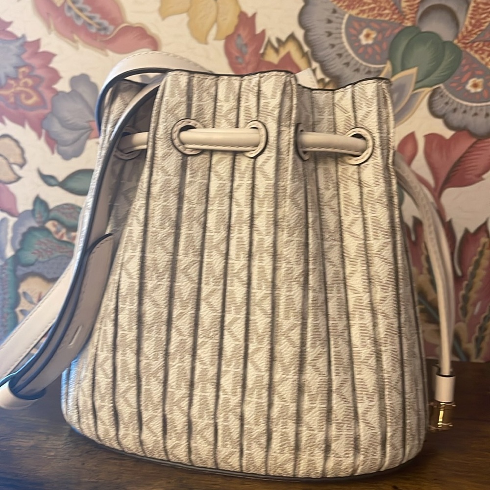 White Shoulder Bag With Drawstring Closure And Ri… - image 4